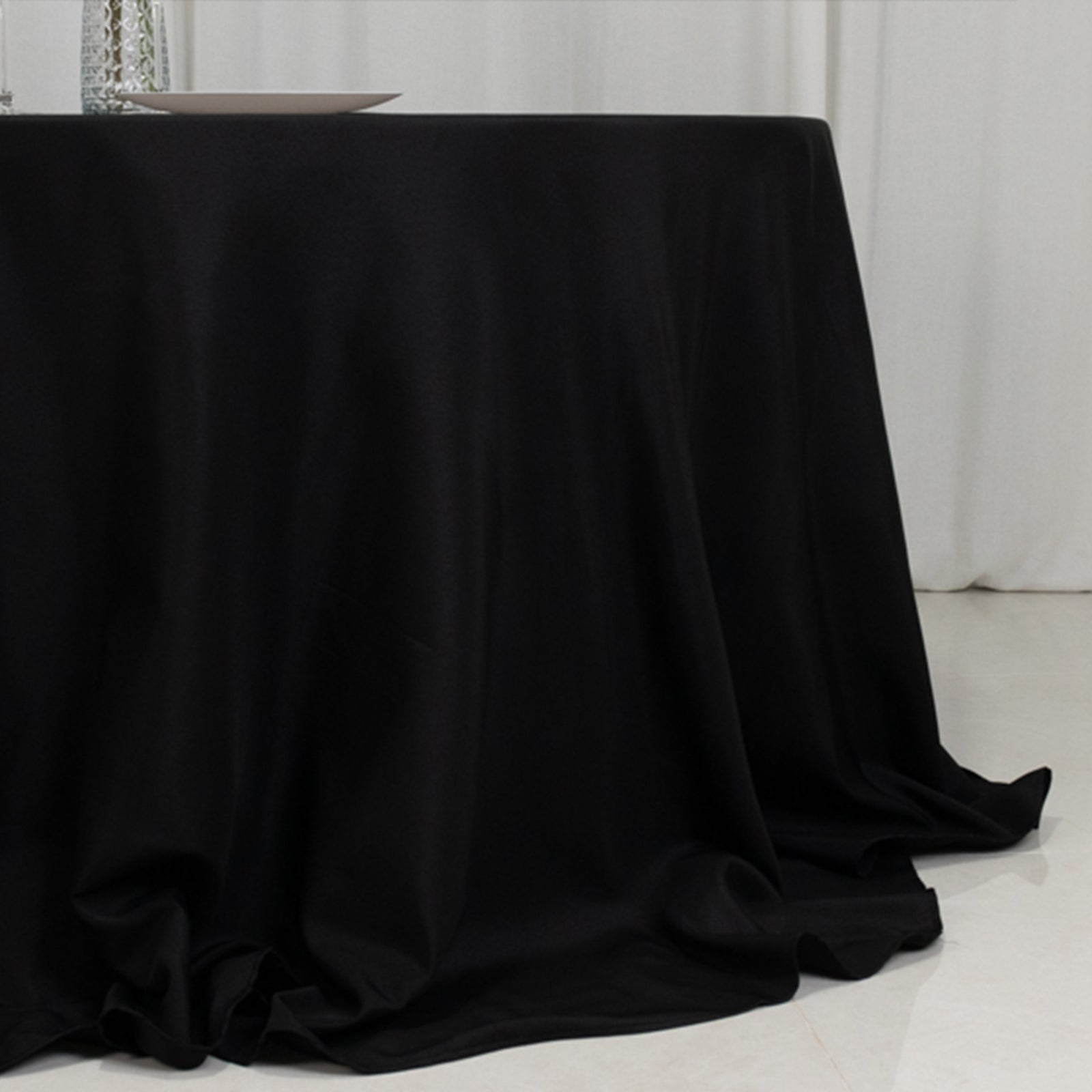 Fire Retardant Premium Polyester 132" Round Tablecloth Black - High-Performance Seamless Table Cover