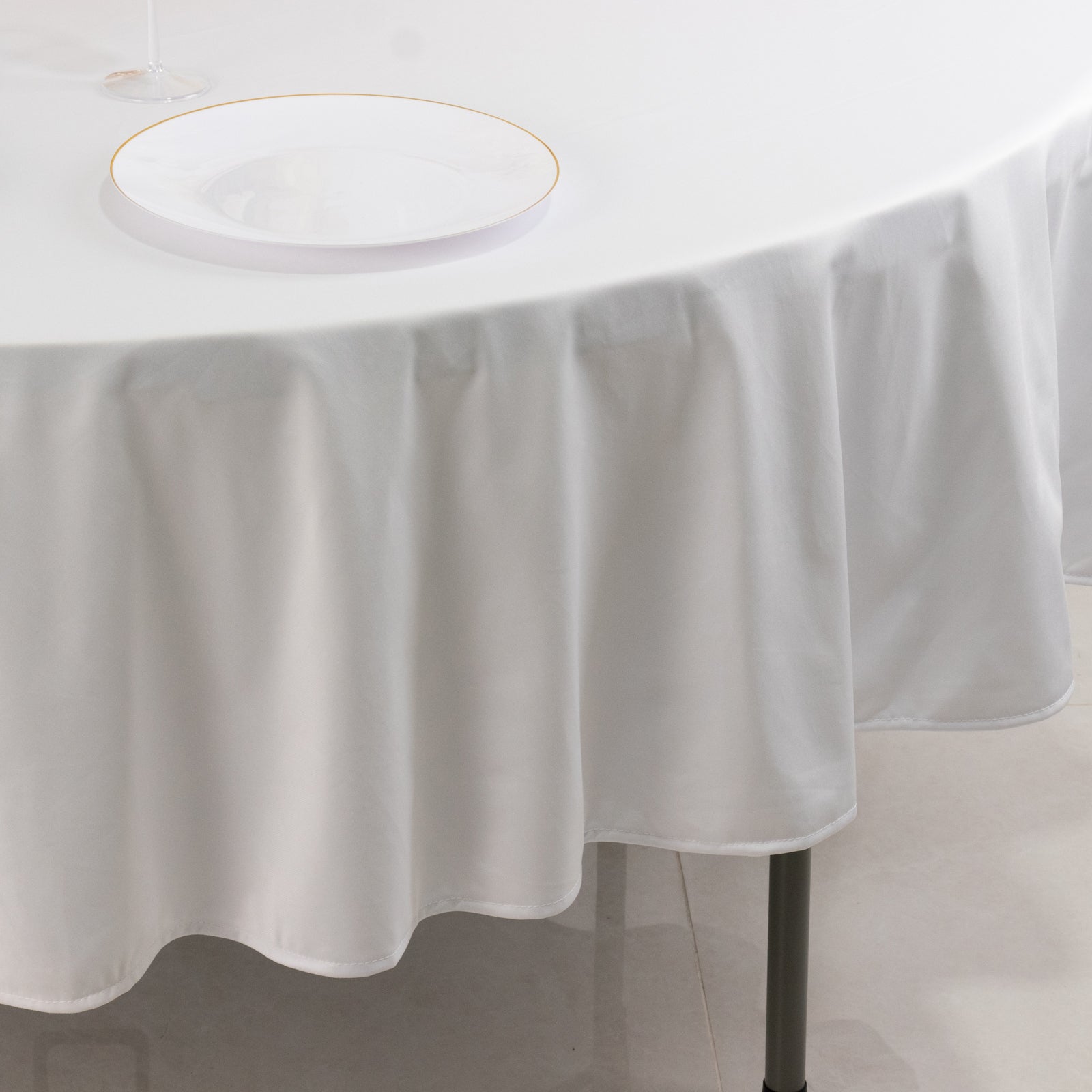 Scuba Round 90" Tablecloth White - Wrinkle Free & Stain Resistant Table Cover for Weddings and Banquets