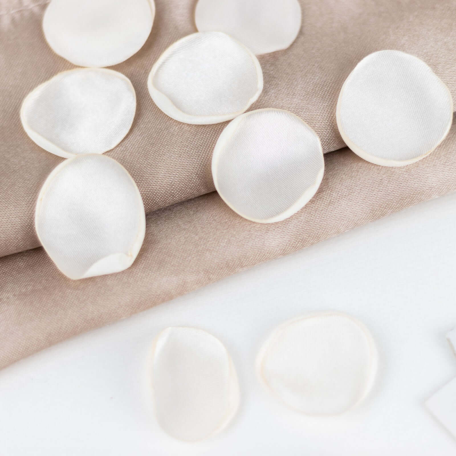 400-Pack Rose Petals Life-Like Flower Confetti Shiny Ivory Silk Round - Perfect for Event Tables 2"