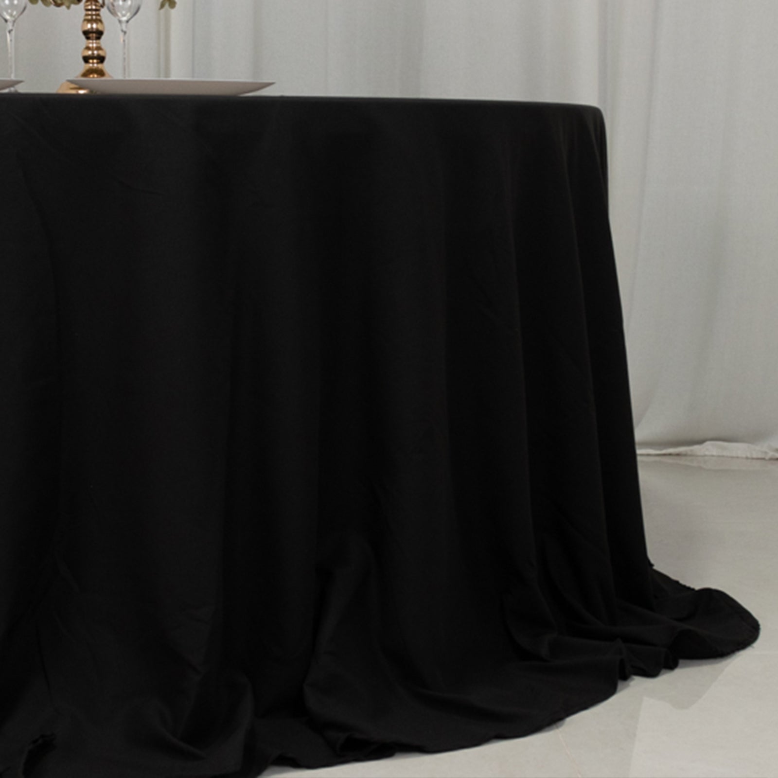 Cotton Blend 132" Round Tablecloth Black - Seamless Wrinkle-Resistant Table Cover